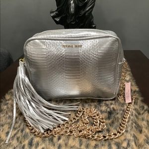 NWT VICTORIAS SECRET‎ SILVER CROSSBODY